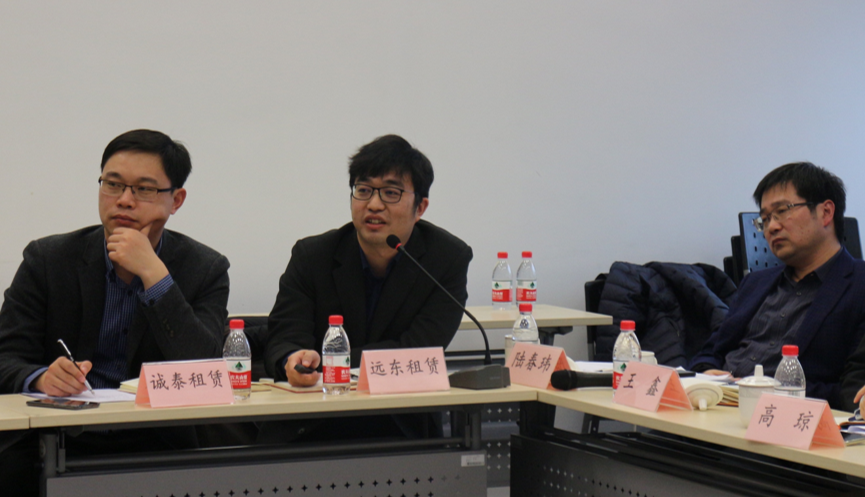 一群人坐在桌子前描述已自动生成