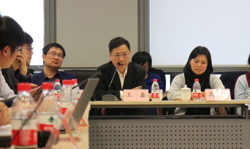 一群人坐在桌子前描述已自动生成