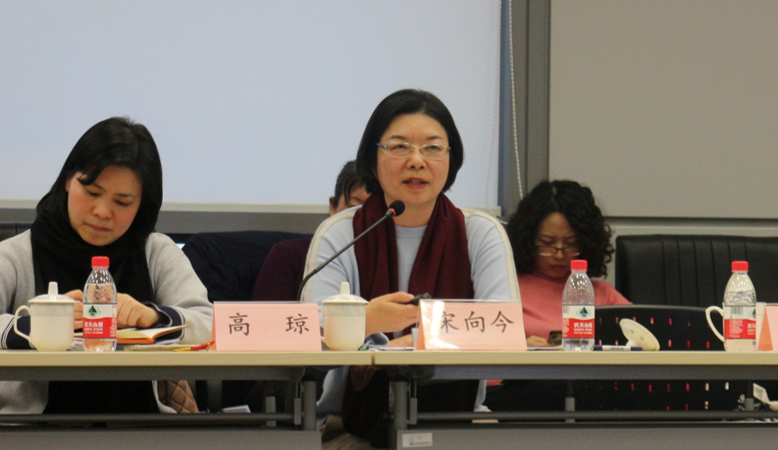 电脑前的人们描述已自动生成