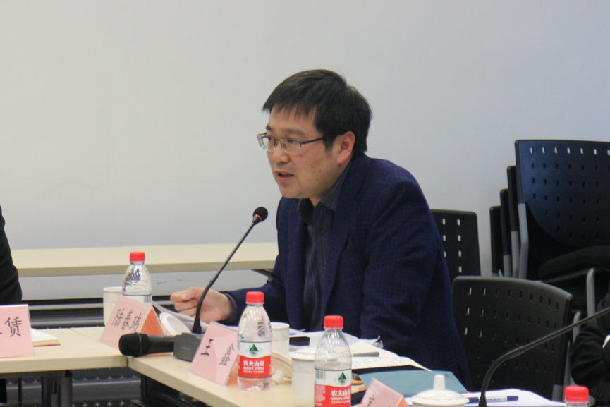 图片包含 人, 室内, 桌子, 男人描述已自动生成