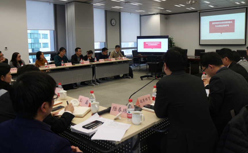 会议室里的人们描述已自动生成